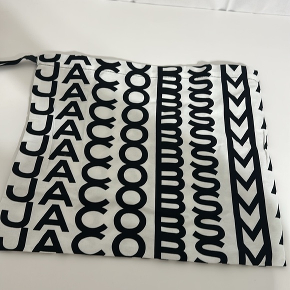 AUTHENTIC Marc Jacobs
The Leather
Shoulder Bag - Picture 12 of 13